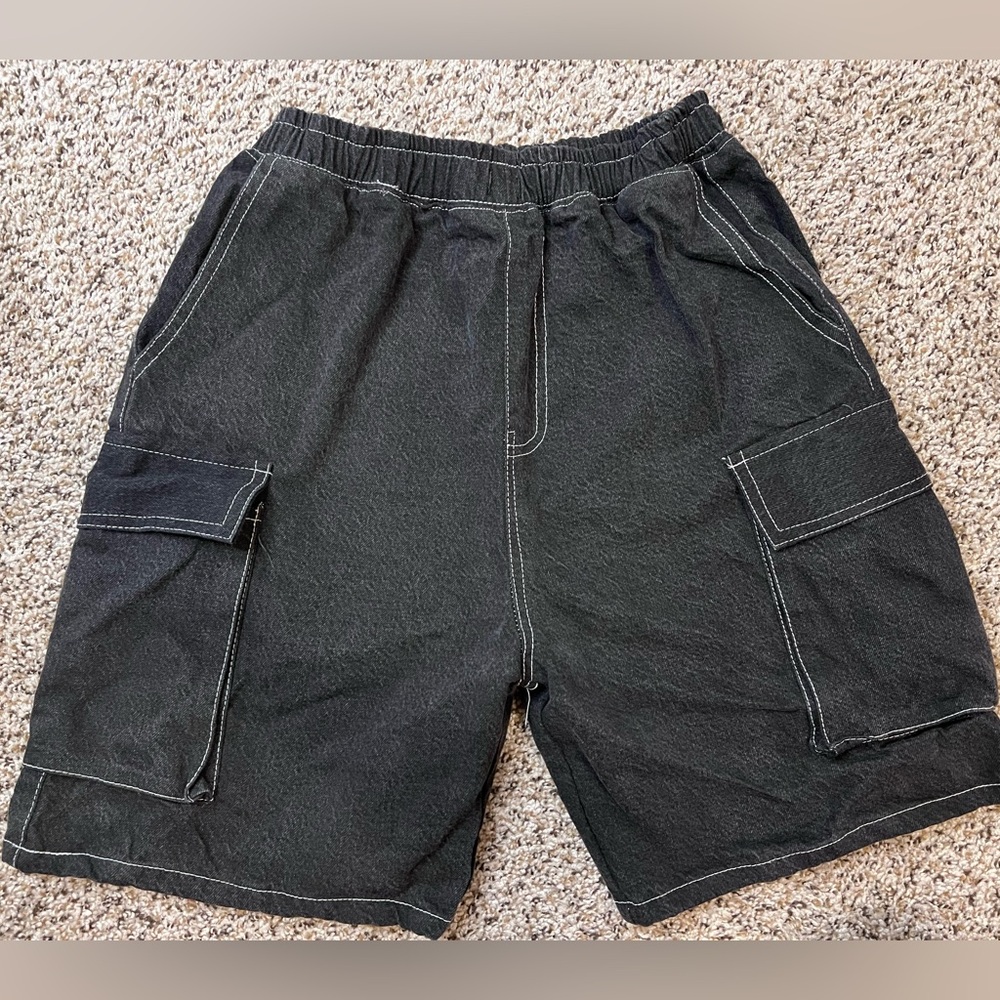Black cargo shorts with white stitching #skater